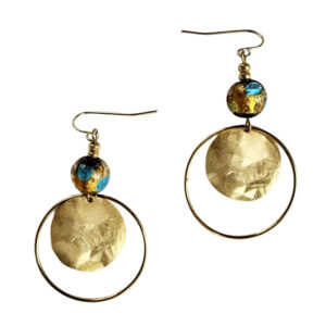 Boucles d’oreilles dorées à l’or fin avec disque martelé, anneau circulaire et perle luciole photoluminescente aux reflets or, bleu et noir, collection Cassiopée, modèle Oméga