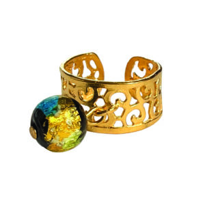 Bague ajustable dorée à motif arabesque avec petite perle photoluminescente multicolore en breloque.