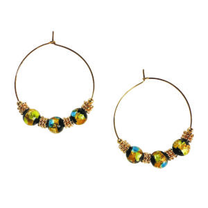 Paire de créoles dorées de 4 cm avec perles photoluminescentes multicolores et petites rondelles dentelées dorées à l’or fin.