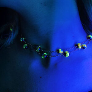 Collier double rang doré à l’or fin avec dix perles lucioles photoluminescentes aux reflets bleu, or et noir, collection Cassiopée, modèle Sigma