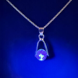 Collier Galaxie en acier inoxydable doré avec pendentif et perle luciole photoluminescente, bijou lumineux de la collection Rose Cosmic.