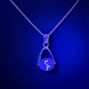 Collier Galaxie en acier inoxydable doré avec pendentif et perle luciole photoluminescente, bijou lumineux de la collection Orion.