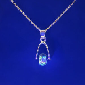 Collier Galaxie en acier inoxydable doré avec pendentif et perle luciole photoluminescente, bijou lumineux de la collection Cassiopée.