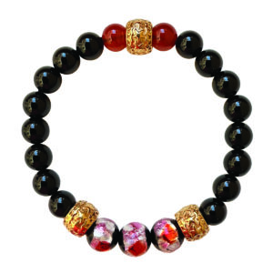 Avec son mix de textures et de couleurs intenses, le bracelet ANTARÈS s’impose comme un essentiel mode. Onyx glossy, cornaline flamboyante, lucioles iridescentes : un équilibre parfait entre contraste, sophistication et audace. L’accessoire idéal pour booster une tenue monochrome ou compléter un look solaire.