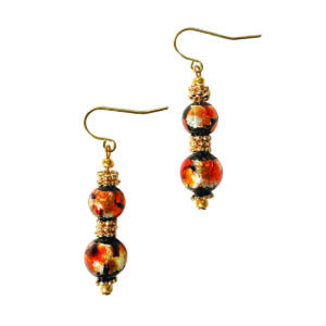 Allure élancée, éclat maîtrisé : les pendantes ANTARÈS captent la lumière comme aucune autre. Le contraste des lucioles ardentes et des détails dorés crée une ligne ultra-tendance, parfaite pour un look chic, tranché, assumé.