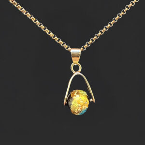 Collier Galaxie en acier inoxydable doré avec pendentif et perle luciole photoluminescente, bijou lumineux de la collection Cassiopée.