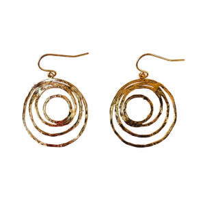 Une spirale dorée ultra tendance, texturée et lumineuse. Les Boucles d'oreilles LATONA apportent une signature forte et contemporaine.