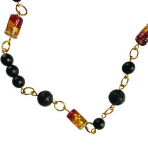 Un sautoir statement aux matières fortes : lave, agate mate et accent doré lumineux. BELLATRIX apporte une dimension texturée, moderne et très couture.