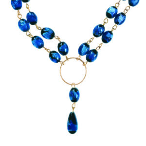 Collier CÉTUS collection Andromède double chaîne dorée à l’or fin avec perles lucioles bleues photoluminescentes, anneau central et pendentif goutte inspiré du monstre marin.