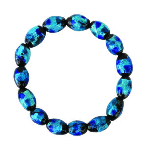 Un bracelet statement : perles ovales, bleu profond ultra tendance et effet lumineux discret mais captivant. Parfait pour ajouter un twist moderne à vos looks.