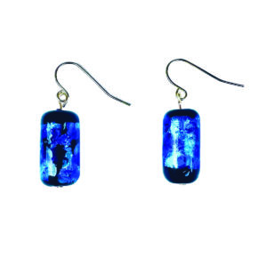 Ultra graphiques, ces boucles sont un essentiel moderne : une forme tube élancée, un bleu-noir tendance et un glow subtil. Elles apportent une touche pointue à n’importe quel look.