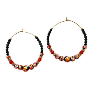 ⭐ Version alternative – Éditorial magazine (mode / esthétique) Statement du dressing estival, les créoles ANTARÈS jouent sur le contraste des matières et l’intensité des couleurs. Lucioles incandescentes, onyx noir glossy, cornaline éclatante : un mix maîtrisé, relevé par des accents dorés ultra-lumineux. Une créole graphique et charismatique, idéale pour dynamiser une silhouette minimaliste ou accompagner un look plus audacieux.