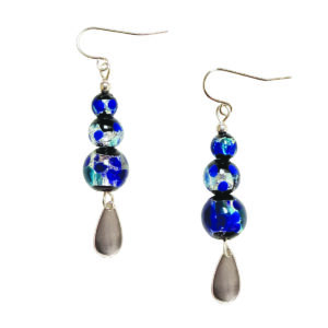 Boucles d’oreilles bleues Lyrae avec perles en verre tacheté et perles lucioles photoluminescentes, finition argentée.