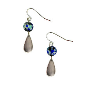 Boucles d’oreilles bleues Lyrae avec perles en verre tacheté et perle luciole photoluminescente, finition argentée.