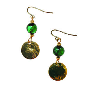 Petites mais incroyablement présentes. Le disque doré apporte la touche chic, la perle verte ajoute l’intensité colorée. Un duo gagnant, parfait pour finaliser un look avec une sophistication discrète et ultra tendance.