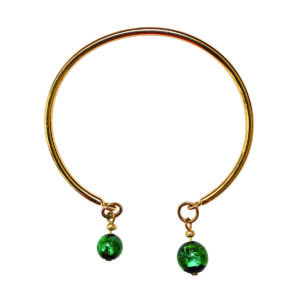 Une pièce graphique et délicieusement trendy. Le jonc fin dessine une ligne d’or minimaliste, tandis que les perles vertes ajoutent un twist moderne, presque futuriste. Une alliance parfaite entre simplicité et impact visuel.