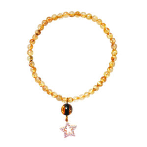 Comme un rayon de soleil capturé au poignet, ce bracelet de citrine diffuse sa douce lumière dorée. La petite étoile strass qui l’accompagne scintille telle une poussière céleste, signature de la collection Perséïdes. Un talisman lumineux à porter chaque jour, comme une promesse d’éclat.