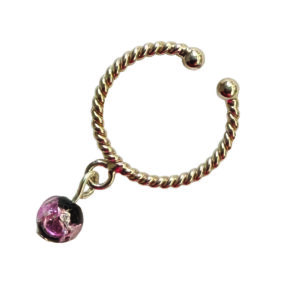 Minimaliste mais expressive, cette bague torsadée argent 925 se distingue par sa perle luciole rose qui capte la lumière avec élégance. Une pièce signature pour compléter un look raffiné ou apporter un détail lumineux à un style urbain chic.