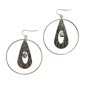 Avec leur silhouette audacieuse et leur détail lumineux, ces boucles XL en argent 925 incarnent l’allure moderne et élégante de la collection Rose Cosmique. Parfaites pour celles qui veulent un bijou graphique et immédiatement identifiable.