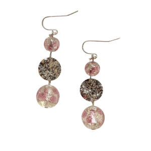 Lignes allongées et éclat sophistiqué : ces boucles pendantes de la collection Rose Cosmique combinent perles lucioles roses et disque martelé argent pour un effet chic et graphique. Un bijou qui affirme un style moderne et lumineux.