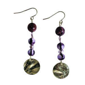 Une composition verticale ultra-tendance, mêlant minéral, lumière et métal. Le jaspe violet marbré apporte une signature visuelle forte, les petites perles lucioles violet profond jouent le rôle d’accents lumineux, et les éléments argentés martelés structurent l’ensemble. Des boucles d’oreilles au style affirmé, parfaites pour moderniser un look et attirer le regard avec subtilité.