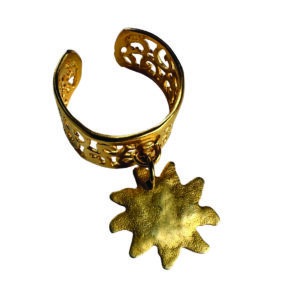 Fine, graphique, dorée : la bague SOLEIL est une pièce à la fois tendance et intemporelle. L’arabesque apporte le geste mode, la breloque soleil la touche signature. Une bague à porter seule comme une petite œuvre d’or.