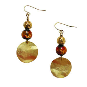 Une pièce coup-de-cœur, digne d’un shooting mode en plein désert. Le contraste des perles ardentes, la texture solaire du disque martelé, la ligne minimaliste et dorée : tout dans ces boucles exprime une féminité chaude et magnétique. À porter comme une déclaration de lumière.