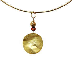 Un accent couture, presque sculptural. Le jonc revisite l’esthétique solaire avec une élégante modernité : textures martelées, perles incandescentes, ligne irréprochable.