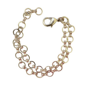 Un essentiel mode, net et structuré : ce bracelet double chaîne apporte juste ce qu’il faut de lumière au poignet. Parfait pour jouer la superposition ou accompagner un look minimaliste ultra-maîtrisé.