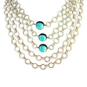 Graphique, lumineux, ultra-moderne : GAÏA réinvente le collier multi-rangs avec une esthétique cosmique assumée. Les perles bleu électrique, photoluminescentes, apportent le twist futuriste qui fait toute la différence. Un bijou qui attire l’œil et magnifie les silhouettes minimalistes.