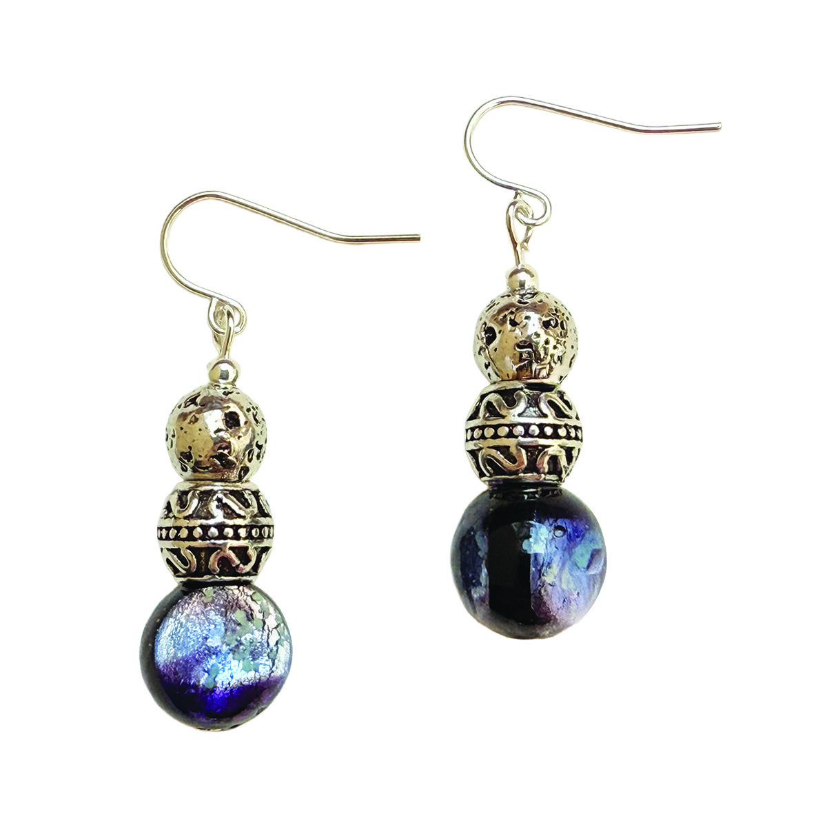 Des boucles d’oreilles contemporaines jouant sur le contraste entre la douceur irisée d’une perle Luciole 12 mm et les textures argent 925 faussement brutes. Un design affirmé, moderne, très visuel.