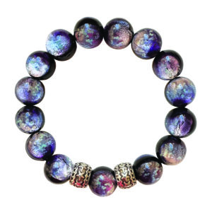 Une brume argentée qui s’éveille. Le bracelet VÉNUS marie la profondeur des perles lucioles à des éclats d’argent ciselé, évoquant une étoile au petit matin. Un bijou apaisant, sensible et mystérieux.