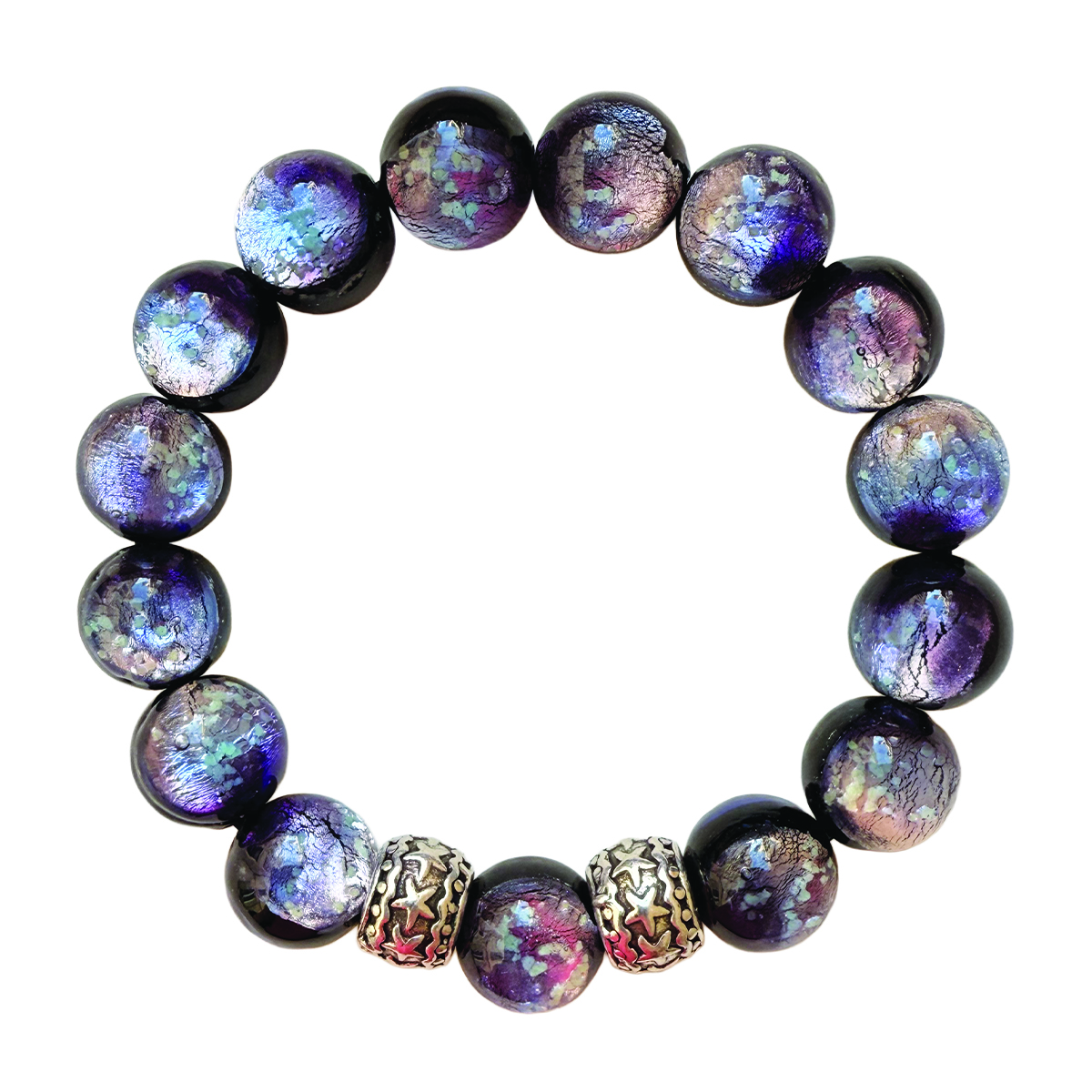 Une brume argentée qui s’éveille. Le bracelet VÉNUS marie la profondeur des perles lucioles à des éclats d’argent ciselé, évoquant une étoile au petit matin. Un bijou apaisant, sensible et mystérieux.