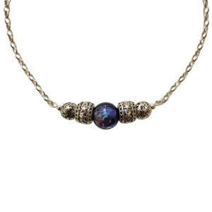 Un collier graphique et raffiné où une perle Luciole argentée devient le centre d’attention, sublimée par deux perles argent 925 texturées. Un style chic, discret, très facile à assortir.