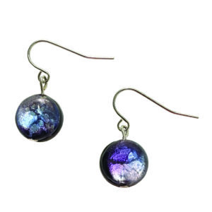 Une boucle essentielle et contemporaine : une perle Luciole argentée de 12 mm, hypnotique dans sa brillance texturée, suspendue sur un crochet argent. Un classique moderne, discret mais impactant.