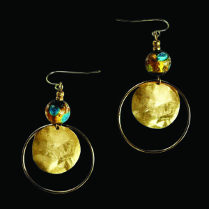 Boucles d’oreilles dorées à l’or fin avec disque martelé, anneau circulaire et perle luciole photoluminescente aux reflets or, bleu et noir, collection Cassiopée, modèle Oméga