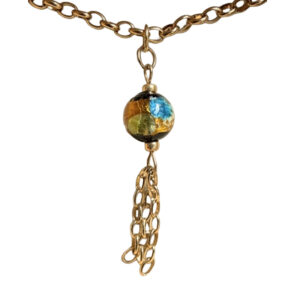 Collier Alpha Cassiopée en chaîne jaseron dorée à l’or fin, perle luciole centrale photoluminescente avec pampille de chaînes.