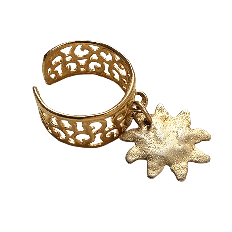 Bague Soleil Cassiopée dorée à l’or fin, anneau arabesque ajouré avec médaillon solaire martelé
