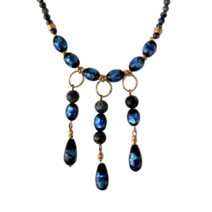 Collier ALMACH collection Andromède avec perles lucioles bleues photoluminescentes, pendants goutte et anneaux dorés à l’or fin.