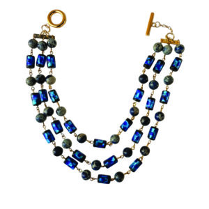 Collier MIRAH collection Andromède, trois rangs dorés à l’or fin avec perles lucioles bleues photoluminescentes et perles de jaspe impérial bleu.