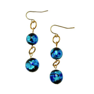 Boucles d’oreilles ALMACH collection Andromède avec deux perles lucioles bleues photoluminescentes et crochets dorés à l’or fin.