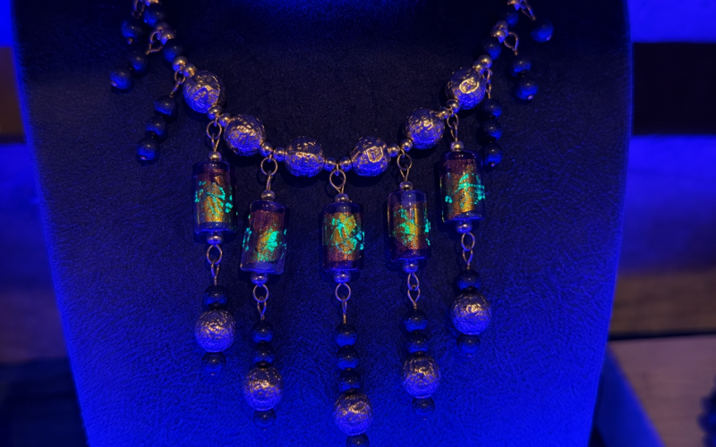 Collier ORION - Lumière noire - perleslucioles.com