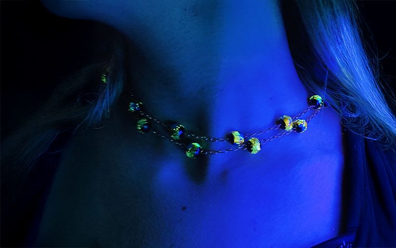 Collier double rang doré à l’or fin avec dix perles lucioles photoluminescentes aux reflets bleu, or et noir, collection Cassiopée, modèle Sigma