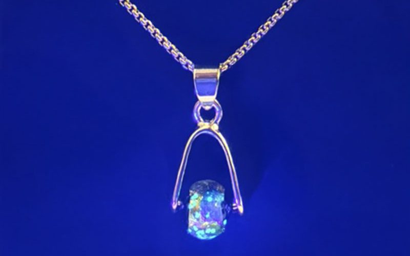 Collier Galaxie en acier inoxydable doré avec pendentif et perle luciole photoluminescente, bijou lumineux de la collection Cassiopée.